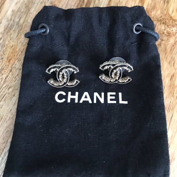 CHANEL gold/black Baroque Enamel CC Studs ⭐️ - Picture 3 of 4